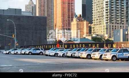 NEW YORK CITY- 17 giugno, 2015: NYPD automobili parcheggiate su 11th Ave. Istituito nel 1845, la città di New York il dipartimento di polizia è il più grande Foto Stock