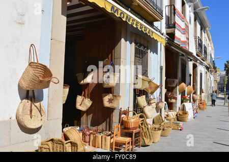 Cestelli & tappeti per la vendita, sul display al di fuori di negozi di souvenir, Gata de Gorgos, Alicante, Valencia, Spagna Foto Stock