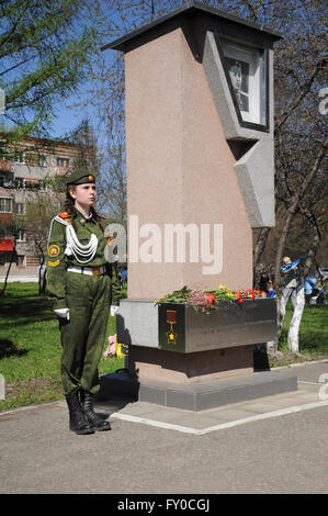 Kovrov, Russia. 9 maggio 2015. Cadetto militare permanente al monumento di Vicolo degli eroi nella città di Kovrov nel maggio 9 Foto Stock