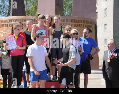 Kovrov, Russia. 9 maggio 2015. I vincitori del premio festosa baton Foto Stock