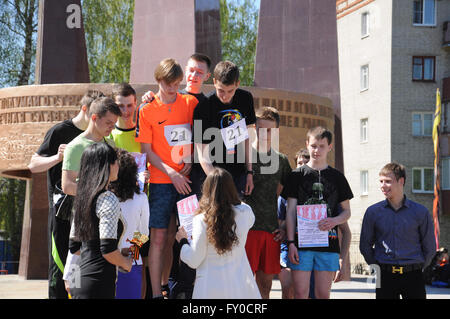 Kovrov, Russia. 9 maggio 2015. I vincitori del premio festosa baton Foto Stock