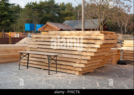 Fresh cut pallet in legno pila giacente a terra in magazzino aperto, orientamento orizzontale, diritti gestiti, nessuno. Foto Stock