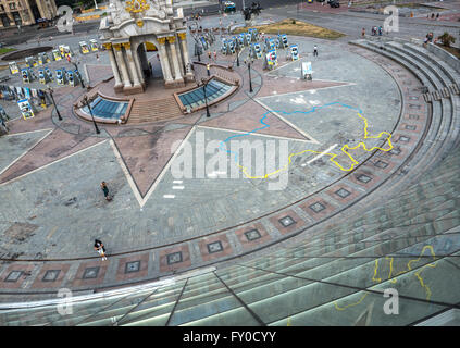 Base del monumento di indipendenza su Maidan Nezalezhnosti (Piazza Indipendenza) a Kiev, Ucraina Foto Stock