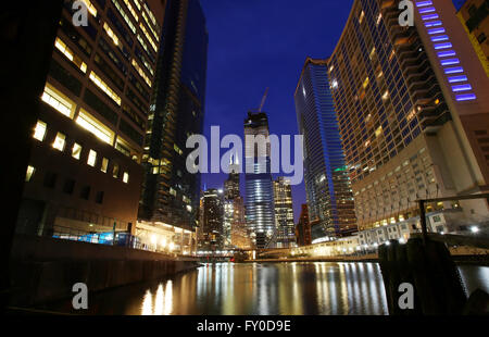 Downtown Chicago skyline comprese le Willis Tower e Wolf Point sviluppo come si vede dal Kinzie Street ponte ferroviario Foto Stock