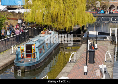 Narrowboat a Hampstead Rock Lock o Camden Lock sul Regents Canal, Camden Town, Londra Inghilterra Regno Unito Regno Unito Foto Stock