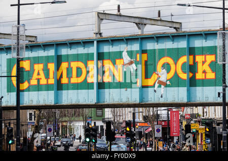 Ponte ferroviario Camden Lock su Camden High Street, Camden Town, Londra Inghilterra Regno Unito Regno Unito Foto Stock