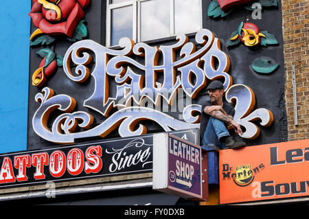 Tattoo Studio di Camden Town, Londra England Regno Unito Regno Unito Foto Stock