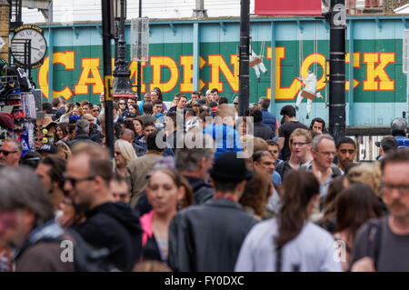 Persone su Camden High Street, Camden Town, Londra England Regno Unito Regno Unito Foto Stock