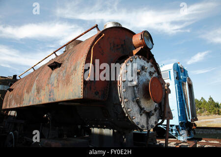 Foto di un vecchio (circa 1890) vapore locomotiva a motore , con un moderno veicolo ferroviario sullo sfondo. Foto Stock