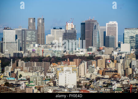 Vista aerea da Hotel New Otani sui grattacieli di Nishi Shinjuku quartiere degli affari in Tokyo, Giappone Foto Stock