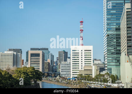 Vista aerea su Uchibori-dori Street, Tokyo Metropolitan Road 301 in Tokyo, Giappone. Vista con Tokyo Fire Department sede Foto Stock