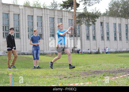 Sport militare Zarnitsa gioco. Gettare granate Foto Stock