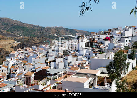 Vista sui tetti della città guardando a sud verso il mare Mediterraneo, Torrox, provincia di Malaga, Andalusia, Spagna, Europa occidentale. Foto Stock