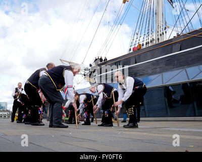 Morris ballerini intrattenere la folla in Greenwich Londra Foto Stock