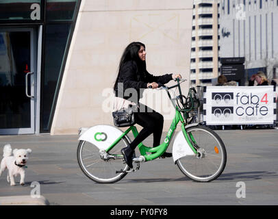 Escursioni in bicicletta su una citybike.Liverpool citybike del ciclo schema di noleggio offre biciclette a noleggio da più di 140 stazioni attraverso la città.it è il più grande pubblico noleggio bicicletta regime nel paese al di fuori di Londra e vi sarà presto sarà un totale di 1.000 biciclette. Foto Stock