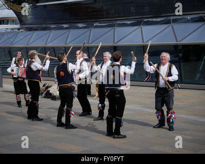 Morris ballerini intrattenere la folla in Greenwich Londra Foto Stock