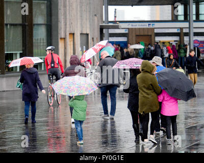 Regno Unito Meteo. Londra Greenwich. Regno Unito. Il 27 marzo 2016. La gente fuori e circa nel vento e pioggia a Greenwich Londra. La domenica di Pasqua 2016. Foto Stock