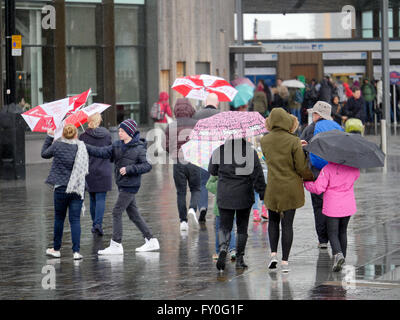 Regno Unito Meteo. Londra Greenwich. Regno Unito. Il 27 marzo 2016. La gente fuori e circa nel vento e pioggia a Greenwich Londra. La domenica di Pasqua 2016. Foto Stock