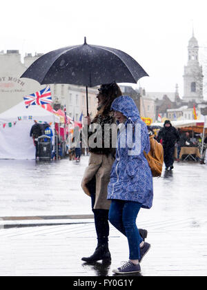 Regno Unito Meteo. Londra Greenwich. Regno Unito. Il 27 marzo 2016. La gente fuori e circa nel vento e pioggia a Greenwich Londra. La domenica di Pasqua 2016. Foto Stock