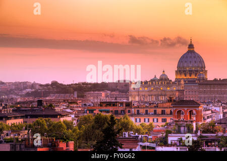 San Pietro vista dalla terrazza del Pincio - S. Pietro a Roma vista dalla terrazza del Pincio al tramonto. Foto Stock