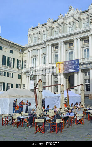 Piazza Matteotti e piazza di fronte al Palazzo Ducale città vecchia Genova Liguria Italia Europa Foto Stock