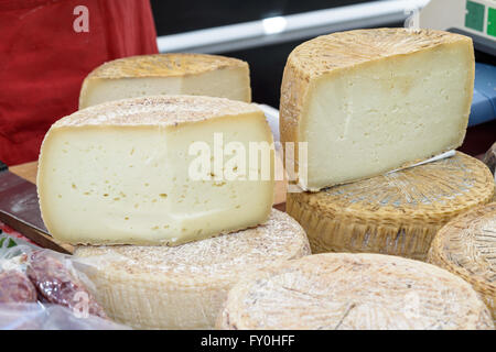 Formaggio Pecorino lavorazione tipica della Sardegna esposti per la vendita. Foto Stock