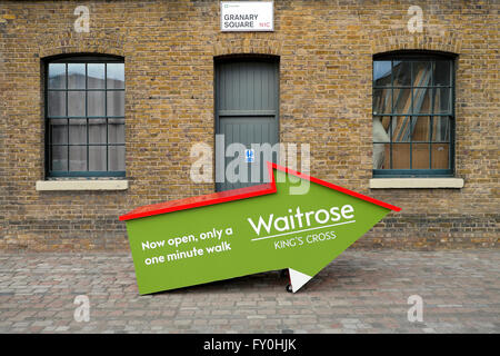 Waitrose supermercato segno pubblicità rivolta ai nuovi store in Kings Cross area di sviluppo London N1C UK KATHY DEWITT Foto Stock