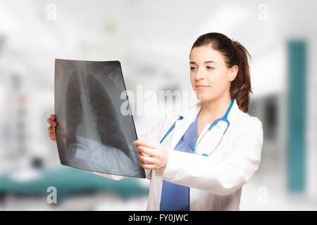 Giovani caucasici medico donna guardando una radiografia Foto Stock