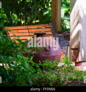 Ferro decorativo pentola di metallo da gazebo spazio rilassante ambiente giardino zen quadrato design Foto Stock