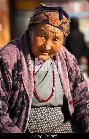 Ritratto di anziana donna bhutanesi in Thimphu Foto Stock