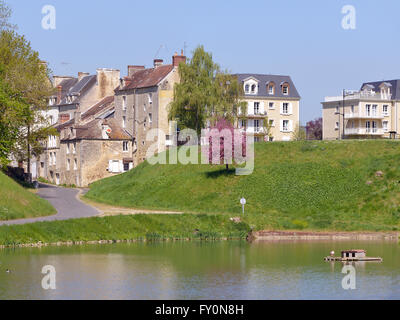 Città e stagno di Falaise, un comune nel dipartimento del Calvados nella regione Basse-Normandie, in Francia nordoccidentale Foto Stock