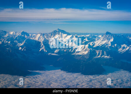 Volando sopra la gamma di Himalayan en route da Paro, Bhutan a Kathmandu, Nepal Foto Stock