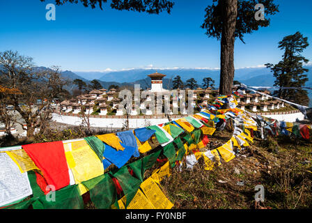 Colorati bandiere di preghiera e 108 chortens a Dochu La, un 3140-m passano sulla strada tra Thimphu e Punakha in Bhutan occidentale. Foto Stock