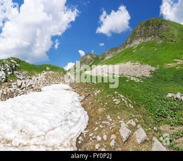 Ultima neve resti in montagna Foto Stock
