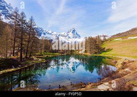 Il Cervino riflesso nel Lago Blu Foto Stock