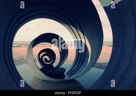 La scultura della Shell su Blackpool Beach a bassa marea Foto Stock