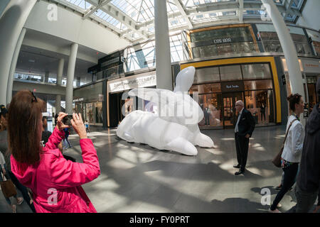 Sette gigantesco coniglio gonfiabile sculture, intitolata "intrusione" dall'artista australiana Amanda Parer vai sul display nel posto di Brookfield in Lower Manhattan a New York la domenica 17 aprile, 2016. Organizzato da Brookfield arti il nylon scultura monumentale visualizza l'umorismo di sovra-dimensionato coniglietti rivelando il più grave lato di un problema ambientale come conigli sono una specie invasive in Australia. (© Richard B. Levine) Foto Stock