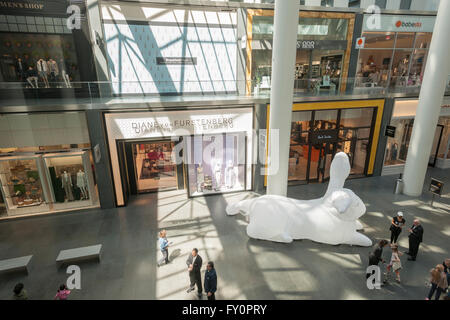 Sette gigantesco coniglio gonfiabile sculture, intitolata "intrusione" dall'artista australiana Amanda Parer vai sul display nel posto di Brookfield in Lower Manhattan a New York la domenica 17 aprile, 2016. Organizzato da Brookfield arti il nylon scultura monumentale visualizza l'umorismo di sovra-dimensionato coniglietti rivelando il più grave lato di un problema ambientale come conigli sono una specie invasive in Australia. La mostra sarà in vista fino al mese di aprile 30 quando si va in tour a Houston e Los Angeles. (© Richard B. Levine) Foto Stock