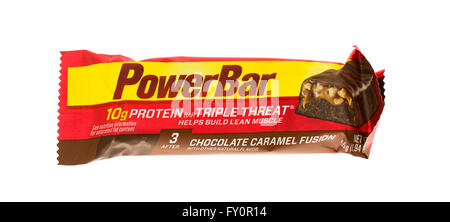 Winneconne, WI - 15 Maggio 2015: Powerbar energy bar di caramello e cioccolato sapore di fusione. Foto Stock
