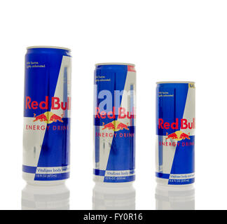 Winneconne, WI - 14 Marzo 2016: tre diverse dimensioni della Red Bull energy drink. Foto Stock