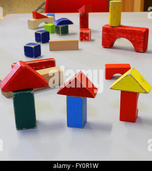 Molti giocattoli e piccoli pezzi di legno di edifici in kindergarten Foto Stock