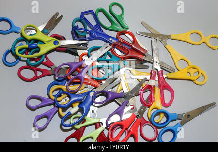 Molte piccole forbici con punta arrotondata per i bambini in una scuola  materna Foto stock - Alamy