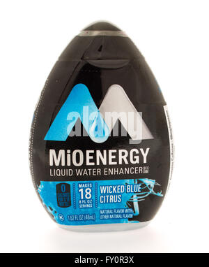 Winneconni, WI - 13 Giugno 2015: Bottiglia di MiO energia acqua liquida enhancer nel empio blu aroma di agrumi. Foto Stock
