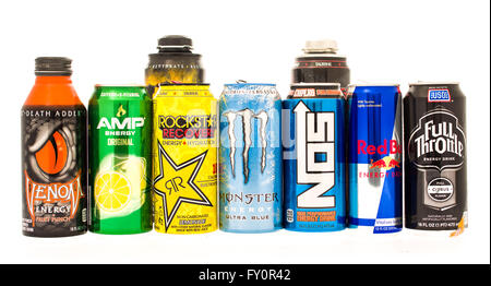 Winneconne, WI - 27 Luglio 2015: alcuni dei più grandi bevande energetiche sul mercato consumer. Red Bull, Monster, Amp, Rockstar, pieno Foto Stock