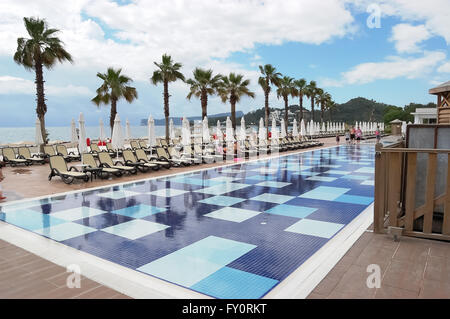 Kemer, Antalya, Turchia - 30 Maggio 2015: piscina e palme vicino alla spiaggia in Sherwood Club, Turchia. Foto Stock