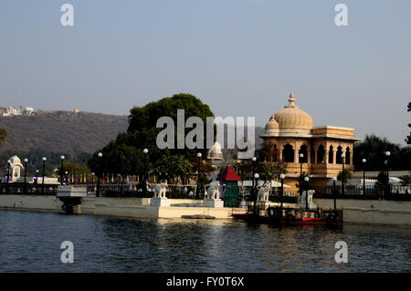 Jag Mandir, o il Lago Garden Palace, è costruito su un'isola nel Lago Pichola, Udaipur, India. Foto Stock