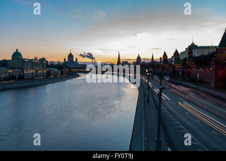 La Russia, Mosca, fiume Moskva al tramonto Foto Stock