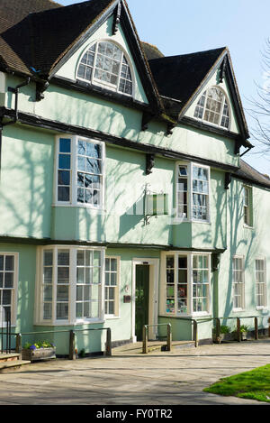 Horsham museo su strada rialzata su un luminoso pomeriggio di primavera, Horsham, West Sussex, Regno Unito Foto Stock