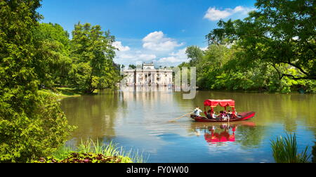 Gondola sul lago, Lazienki Royal Palace, Varsavia, Polonia Foto Stock