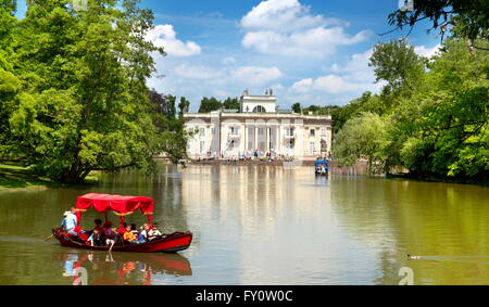 Gondola sul lago, Lazienki Royal Palace, Varsavia, Polonia Foto Stock